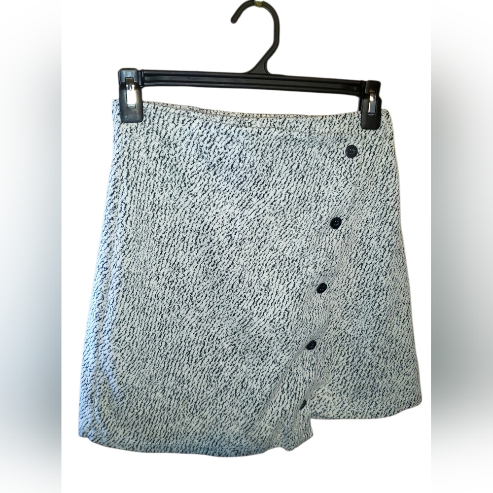 Gilli Sz Small Ivory and Black Textured Button-Front Skort
